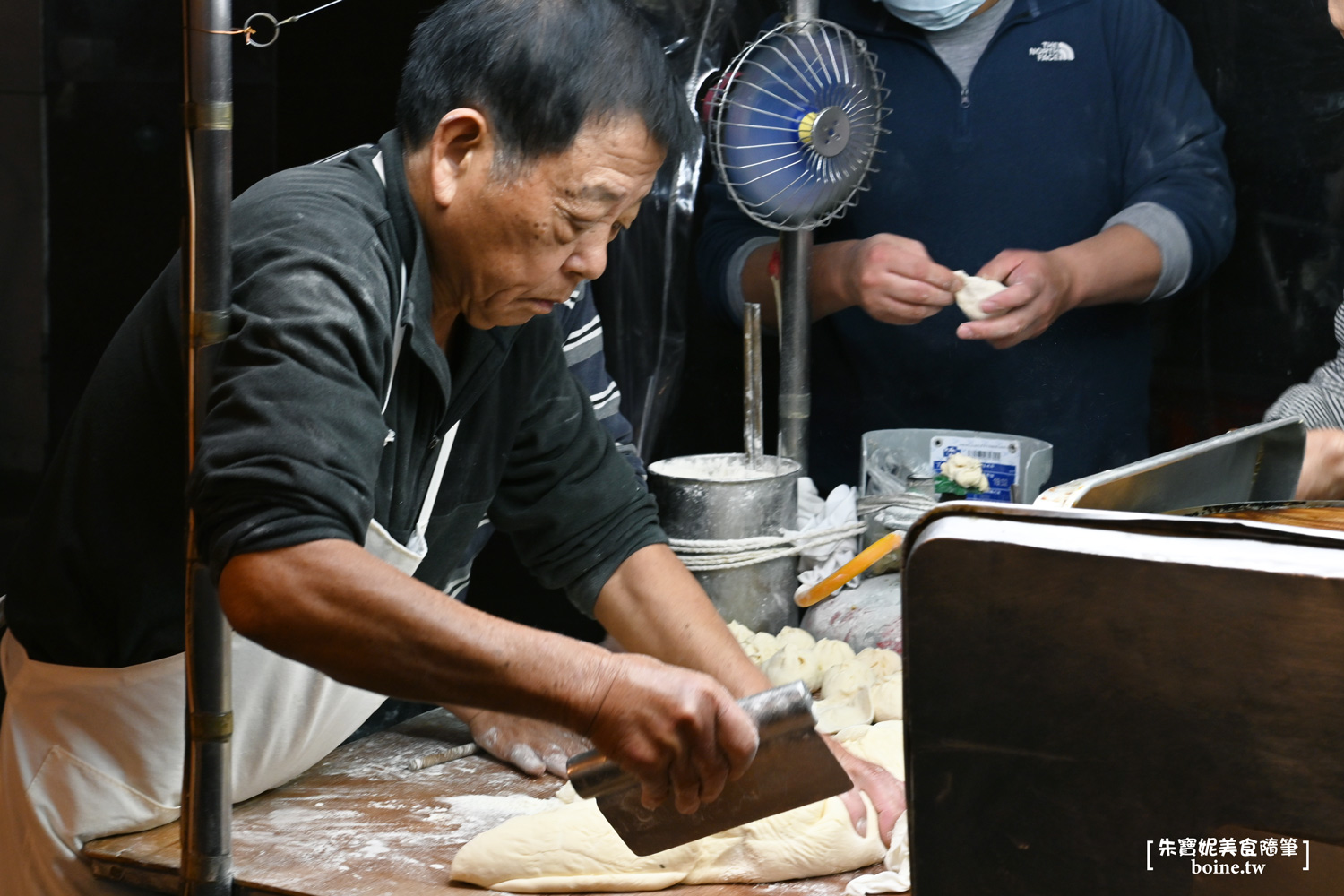 士林站美食｜華榮街水煎包攤車．在地人排了30年的現包小吃 @朱寶妮美食隨筆