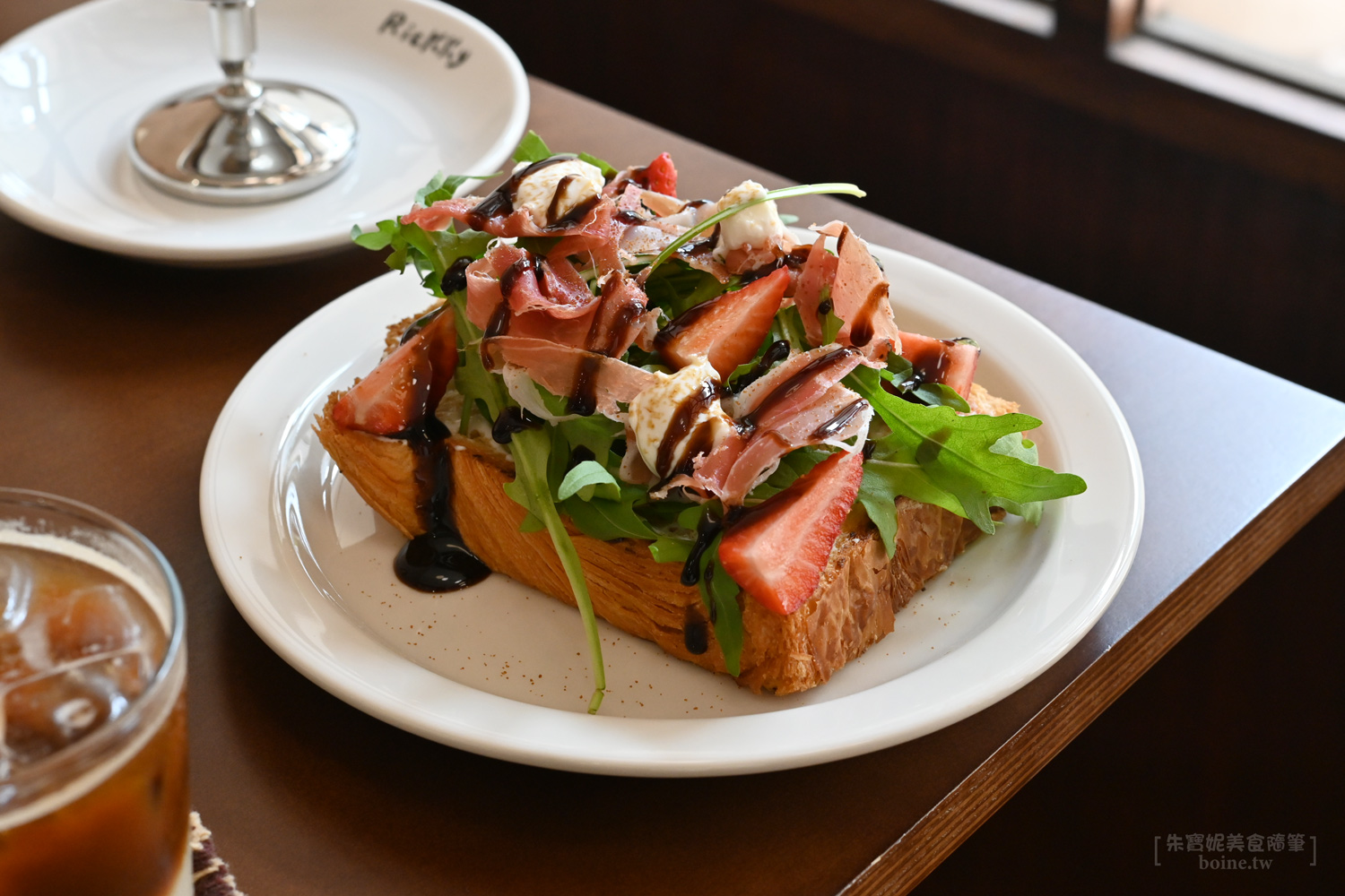 高雄咖啡廳｜Rickky．中央公園站絕美花園秘境．知名RAN CAF&Eacute;新品牌 @朱寶妮美食隨筆