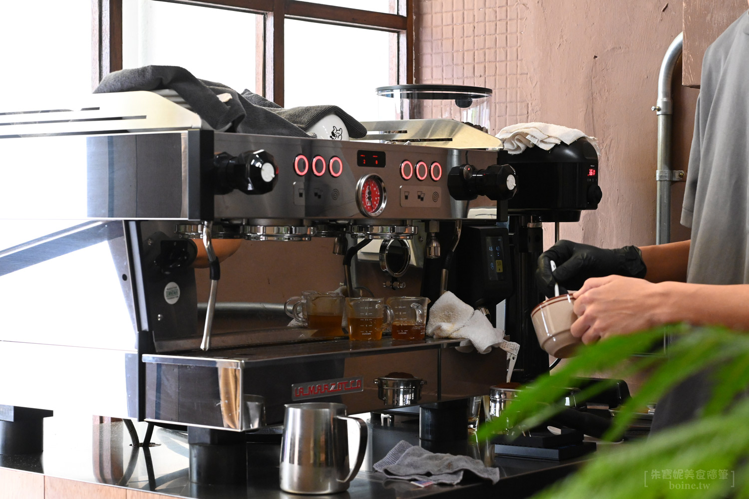 高雄咖啡廳｜Rickky．中央公園站絕美花園秘境．知名RAN CAF&Eacute;新品牌 @朱寶妮美食隨筆