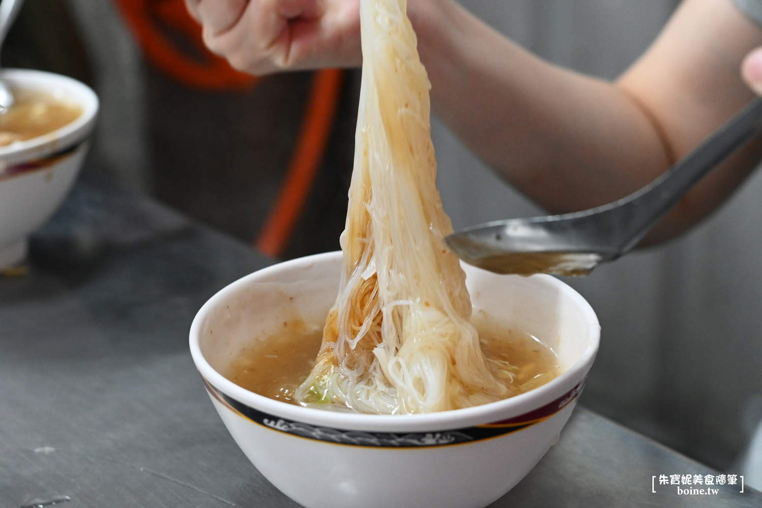 宜蘭美食｜大仁哥蔗香脆皮桶仔雞．從攤車爆紅到千坪旗艦店，蔗香酥皮太銷魂 @朱寶妮美食隨筆