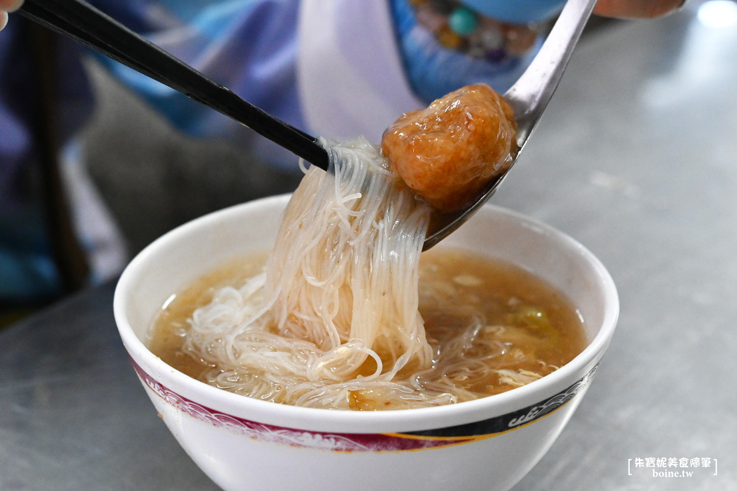 屏東美食｜民族夜市𩵚魠魚焿，在地人激推！排到轉彎的超人氣名店 @朱寶妮美食隨筆