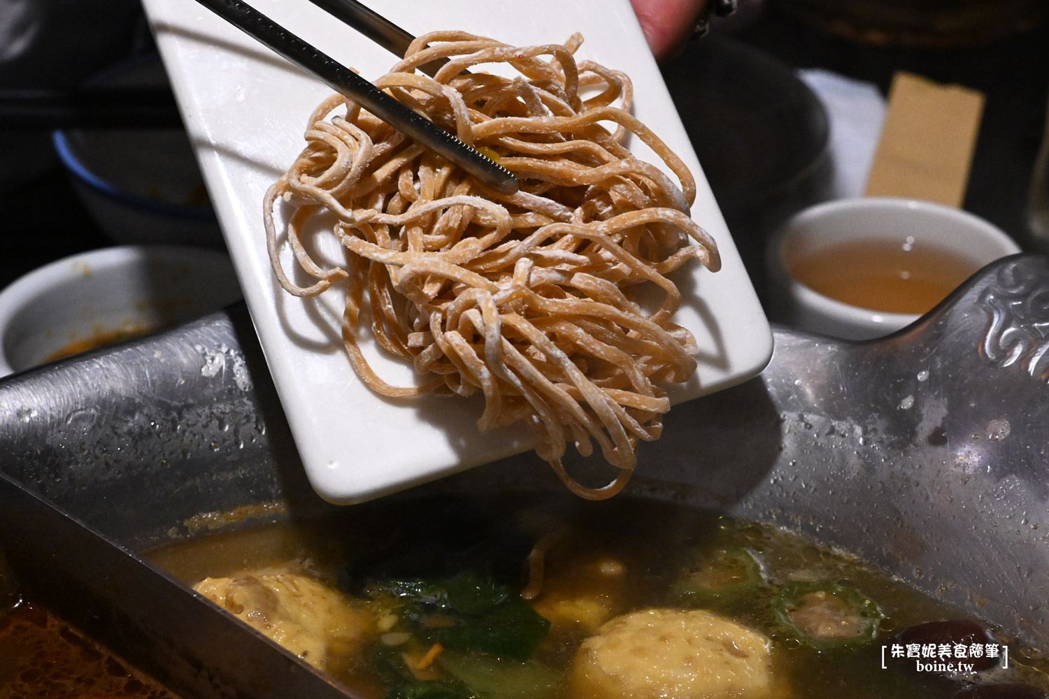 台北美食｜本鼎堂台式漢方麻辣鍋．溫潤雞湯鍋也很強．迪化街聚餐推薦 @朱寶妮美食隨筆