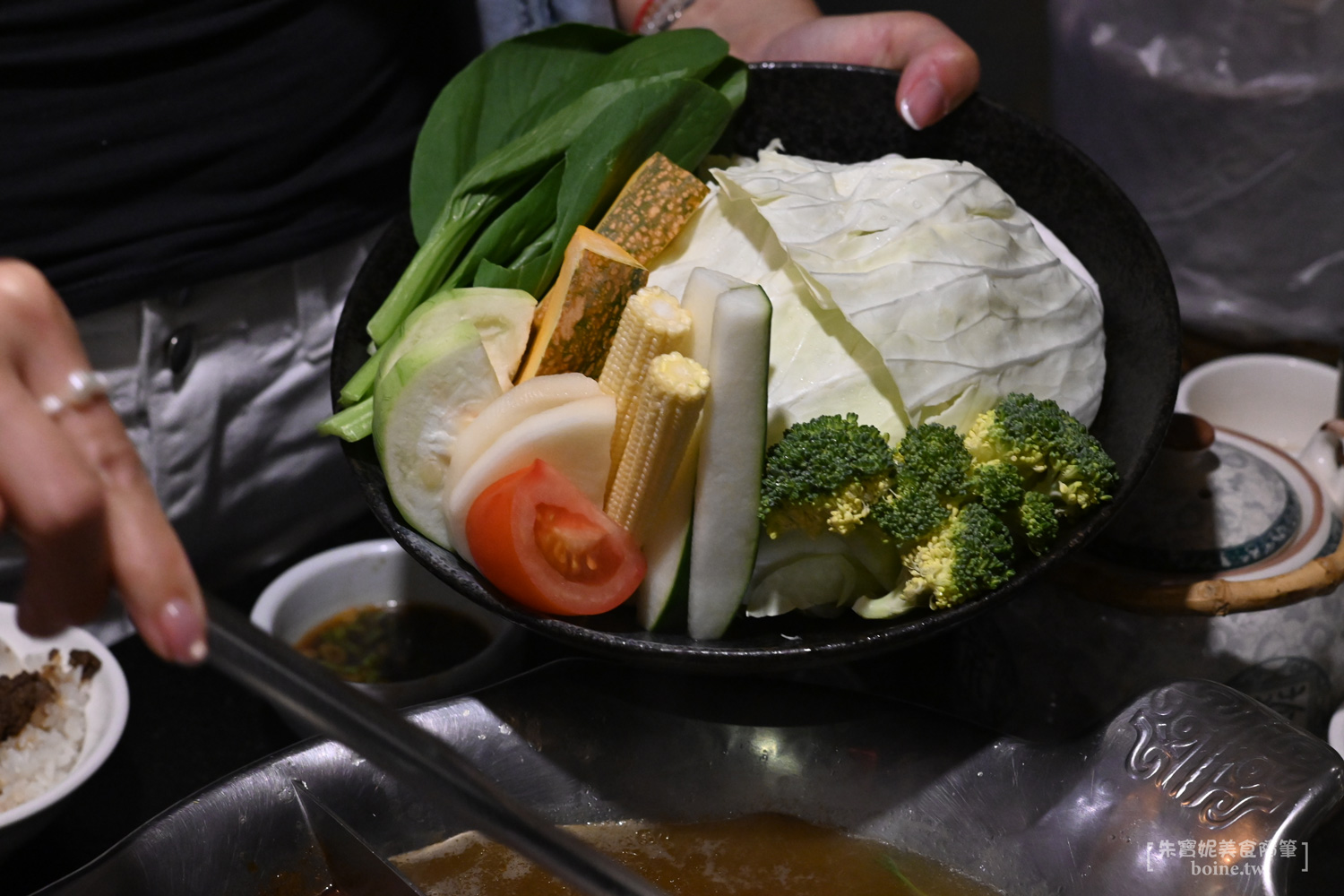 台北美食｜本鼎堂台式漢方麻辣鍋．溫潤雞湯鍋也很強．迪化街聚餐推薦 @朱寶妮美食隨筆