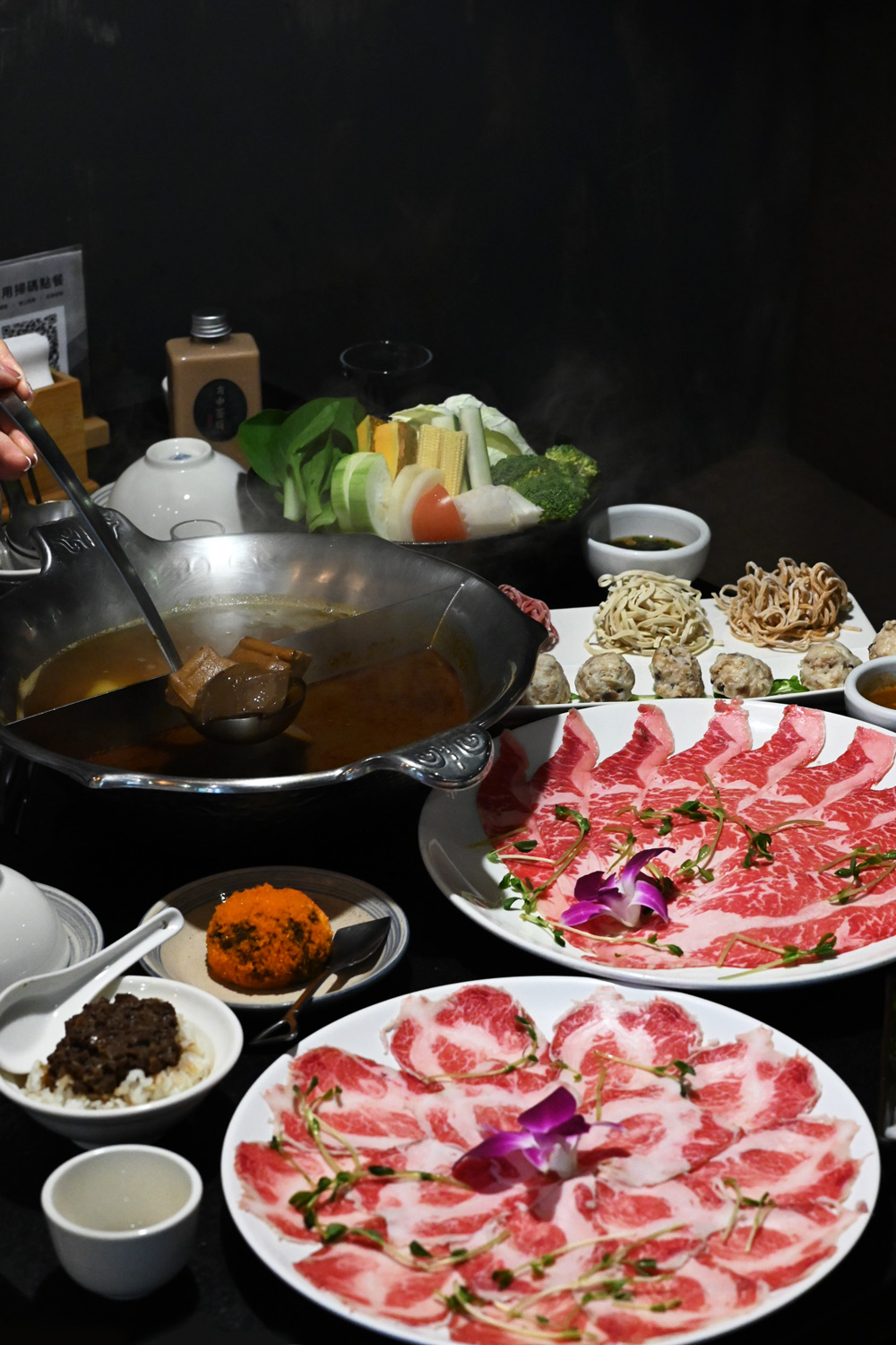 台北美食｜本鼎堂台式漢方麻辣鍋．溫潤雞湯鍋也很強．迪化街聚餐推薦 @朱寶妮美食隨筆