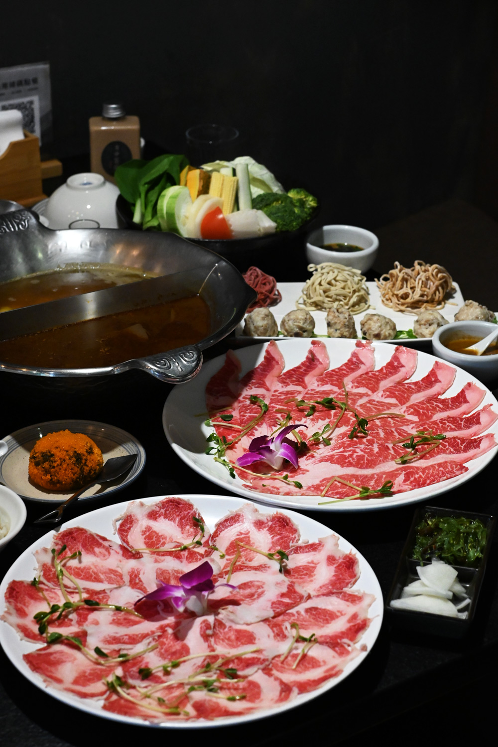 台北美食｜本鼎堂台式漢方麻辣鍋．溫潤雞湯鍋也很強．迪化街聚餐推薦 @朱寶妮美食隨筆