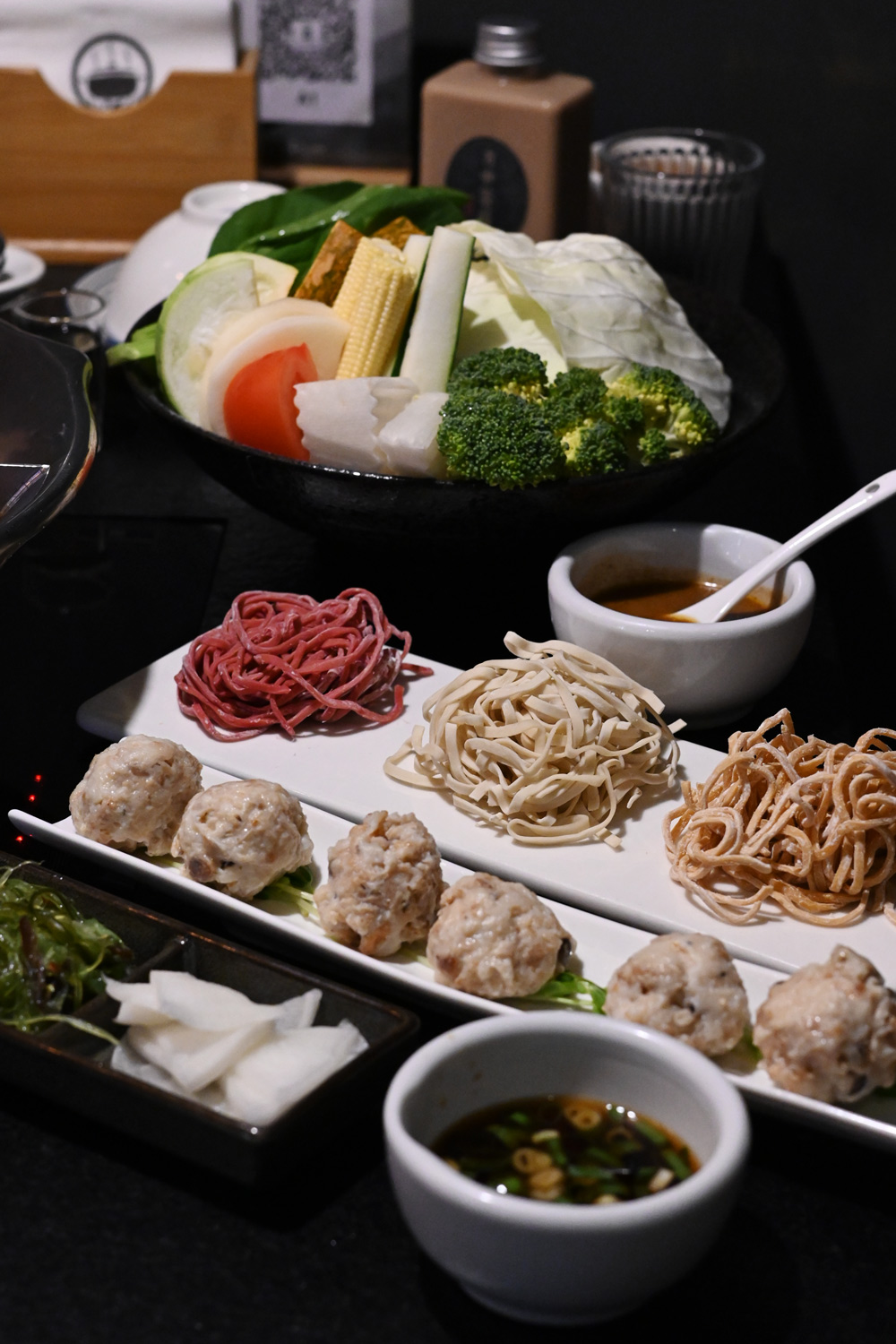 台北美食｜本鼎堂台式漢方麻辣鍋．溫潤雞湯鍋也很強．迪化街聚餐推薦 @朱寶妮美食隨筆