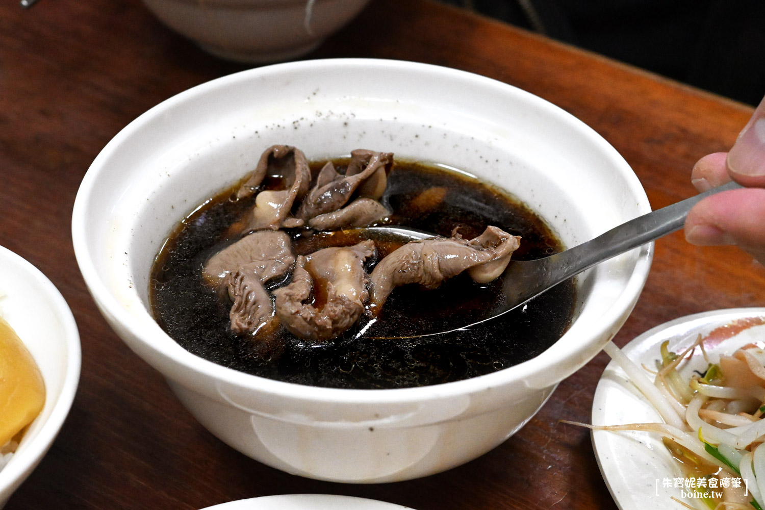 侯記鴨肉飯｜網友盛讚高雄最強鴨肉飯．米其林必比登也推薦 @朱寶妮美食隨筆