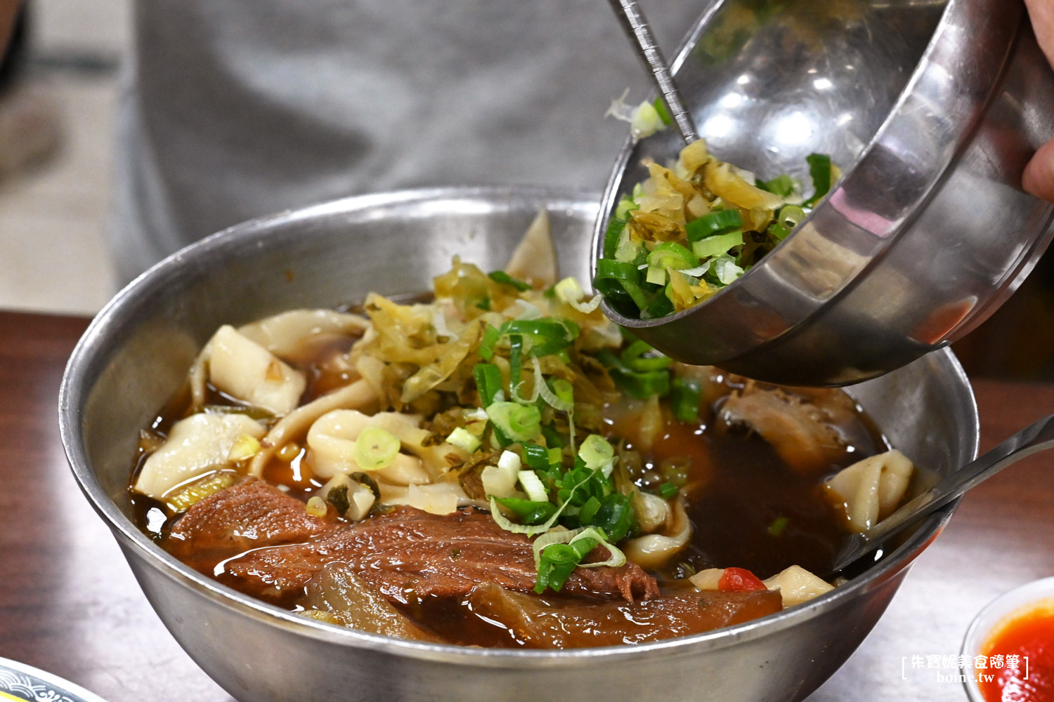 西門町美食｜老山東牛肉家常麵．77年三代老店．連年米其林必比登推薦 @朱寶妮美食隨筆