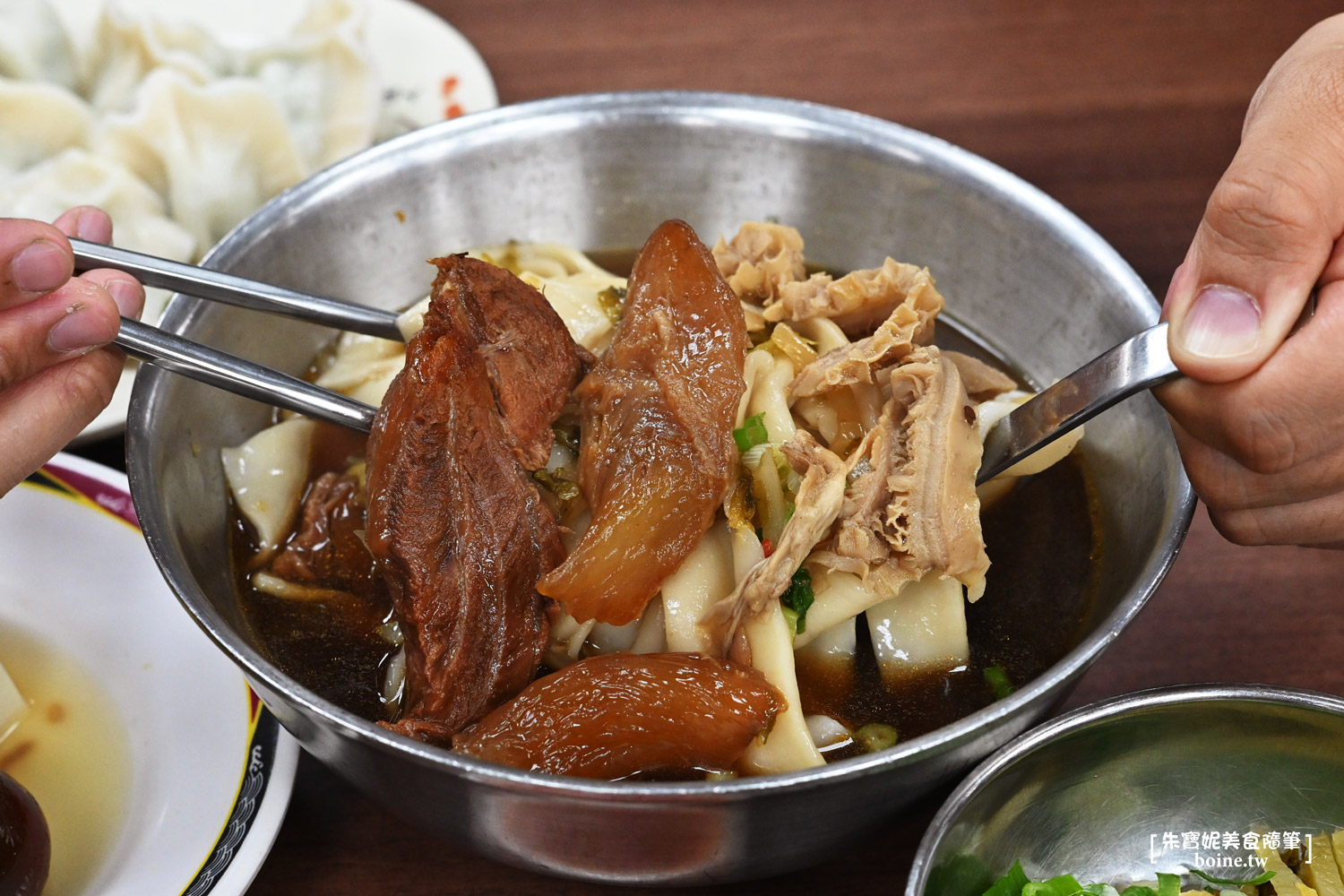 西門町美食｜老山東牛肉家常麵．77年三代老店．連年米其林必比登推薦 @朱寶妮美食隨筆