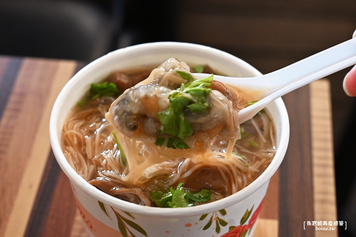 板橋美食｜深丘大腸蚵仔麵線．黑白大廚安成宰也朝聖的鐵皮屋美食 @朱寶妮美食隨筆