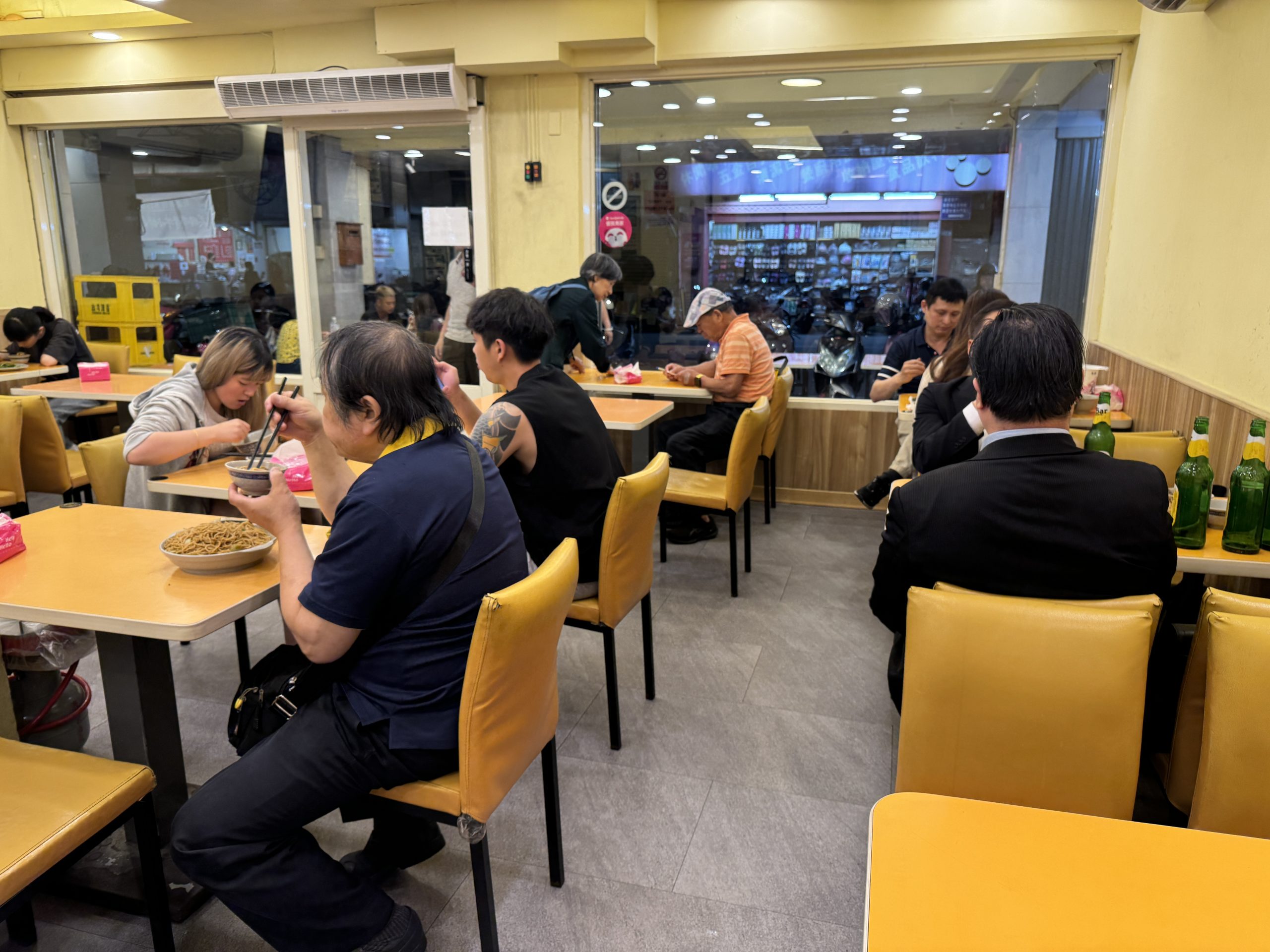 台北美食｜新東羊羊肉料理專賣店．兩公斤超巨大炒麵．根本月底救星 @朱寶妮美食隨筆