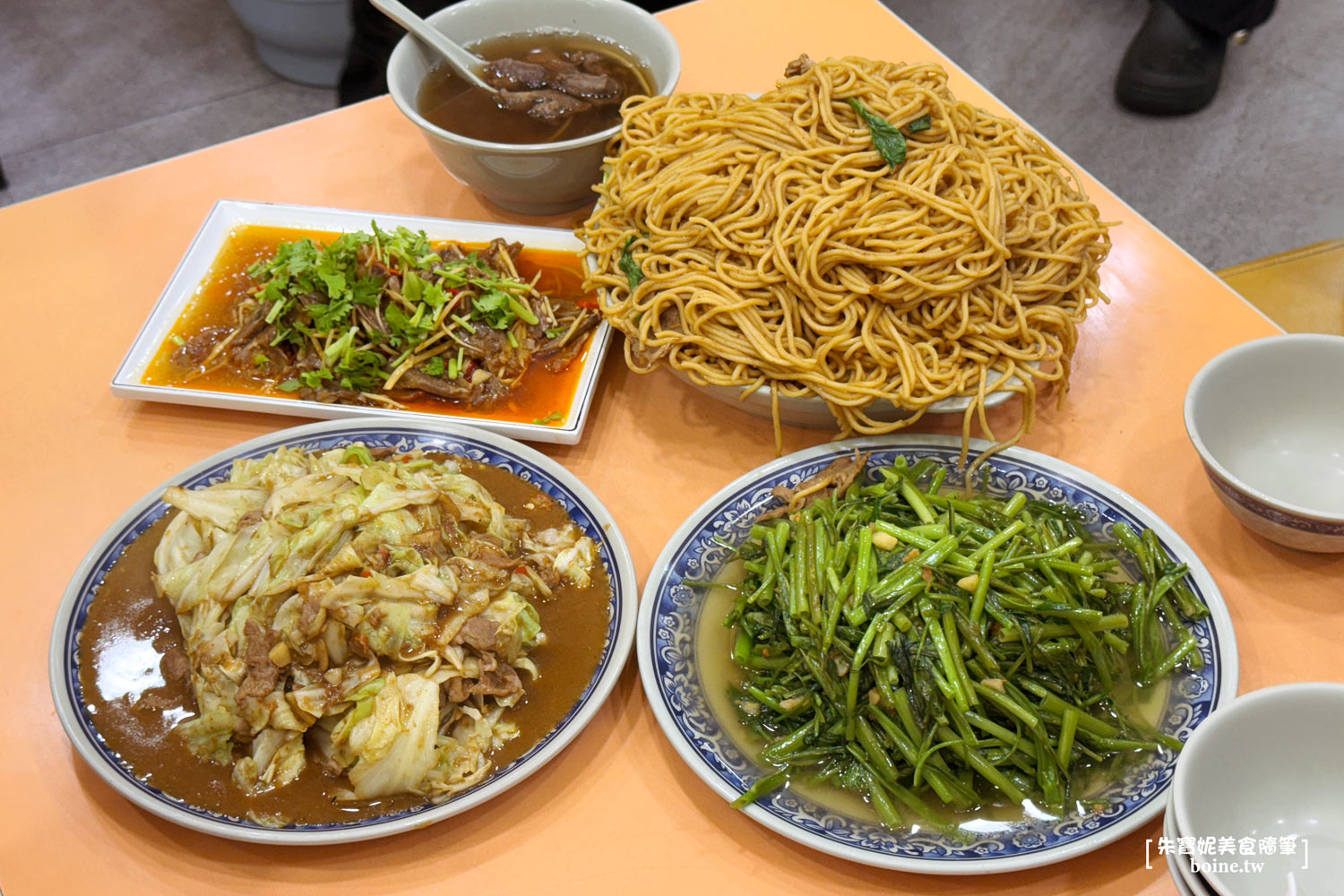 台北美食｜新東羊羊肉料理專賣店．兩公斤超巨大炒麵．根本月底救星 @朱寶妮美食隨筆