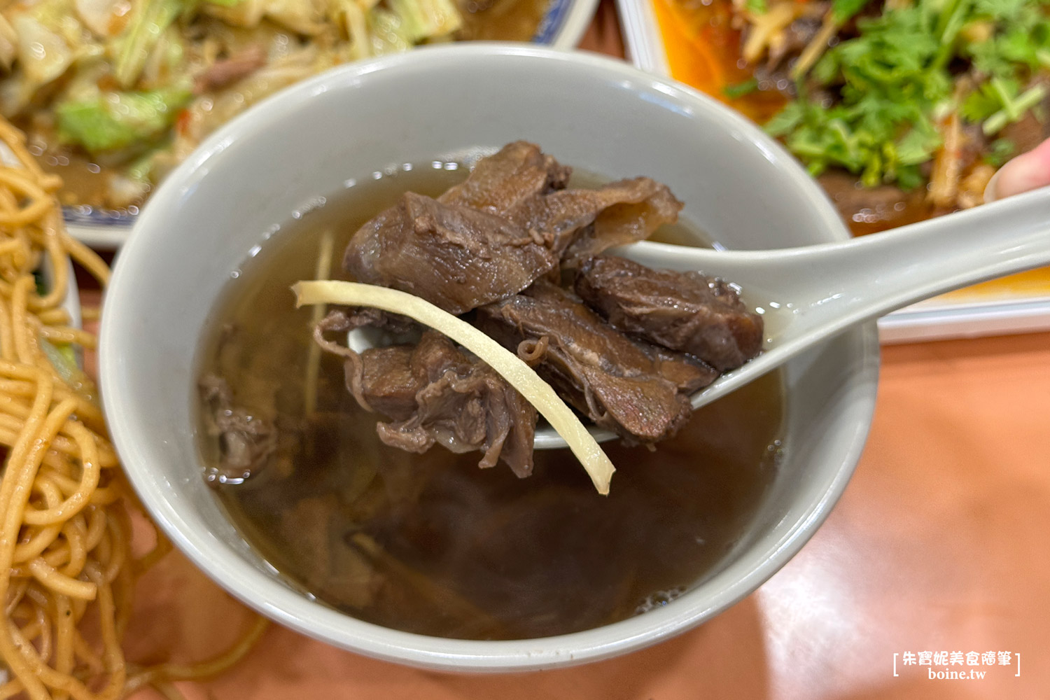 台北美食｜新東羊羊肉料理專賣店．兩公斤超巨大炒麵．根本月底救星 @朱寶妮美食隨筆