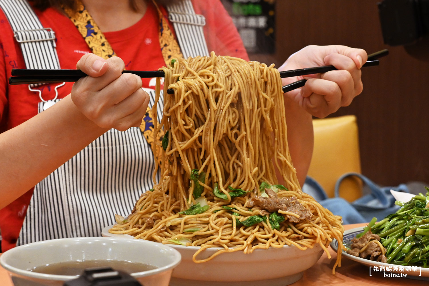 台北美食｜新東羊羊肉料理專賣店．兩公斤超巨大炒麵．根本月底救星 @朱寶妮美食隨筆