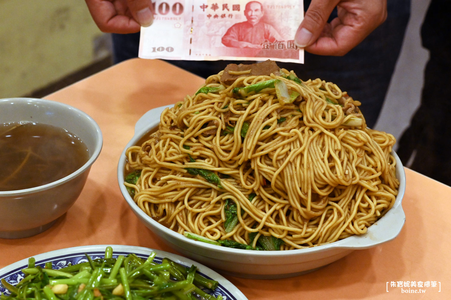 台北美食｜新東羊羊肉料理專賣店．兩公斤超巨大炒麵．根本月底救星 @朱寶妮美食隨筆