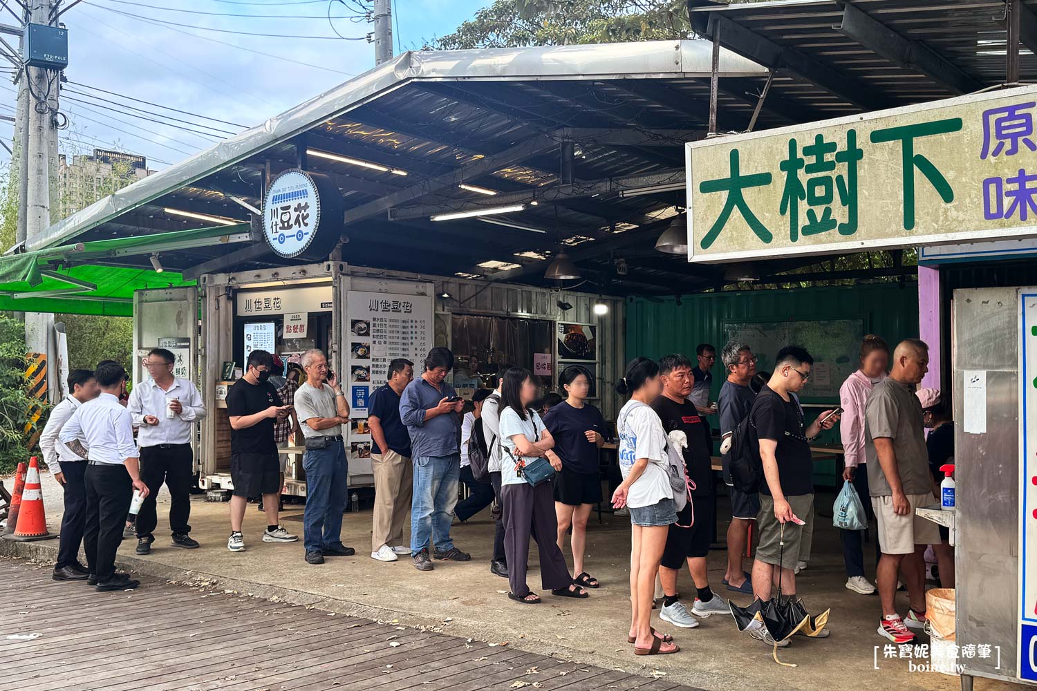 桃園龜山美食｜大樹下大腸包小腸．體育大學旁的人氣排隊碳烤香腸 @朱寶妮美食隨筆