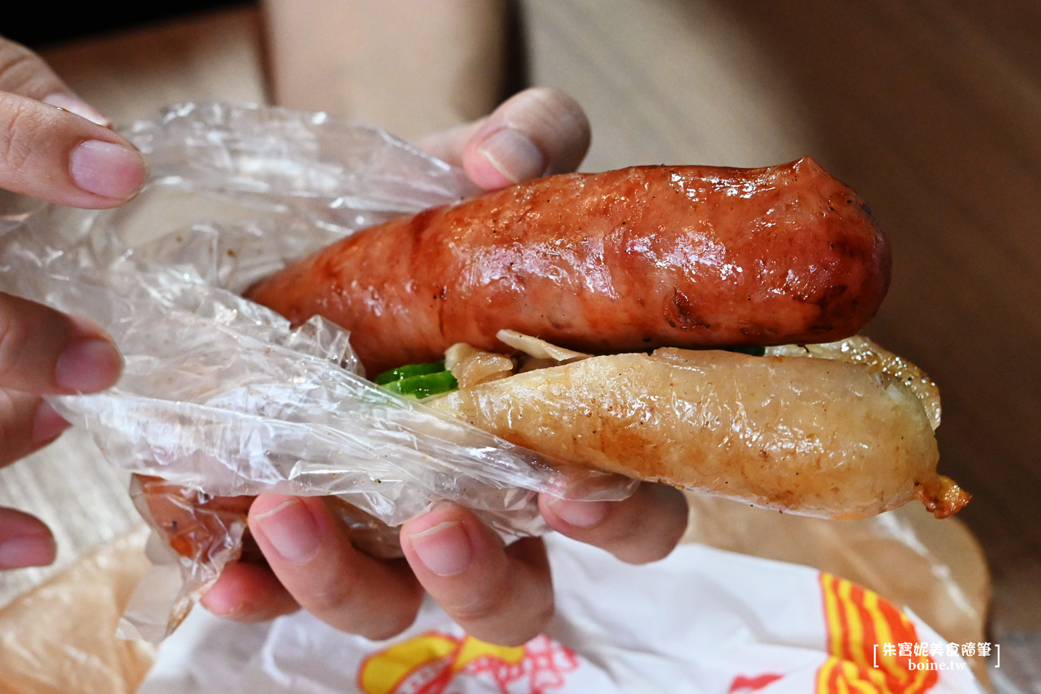 桃園龜山美食｜大樹下大腸包小腸．體育大學旁的人氣排隊碳烤香腸 @朱寶妮美食隨筆