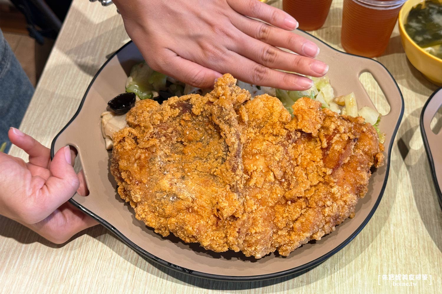 蔡家排骨｜林口便當扛霸子．比臉大雞排太驚人．在地排隊平價簡餐 @朱寶妮美食隨筆