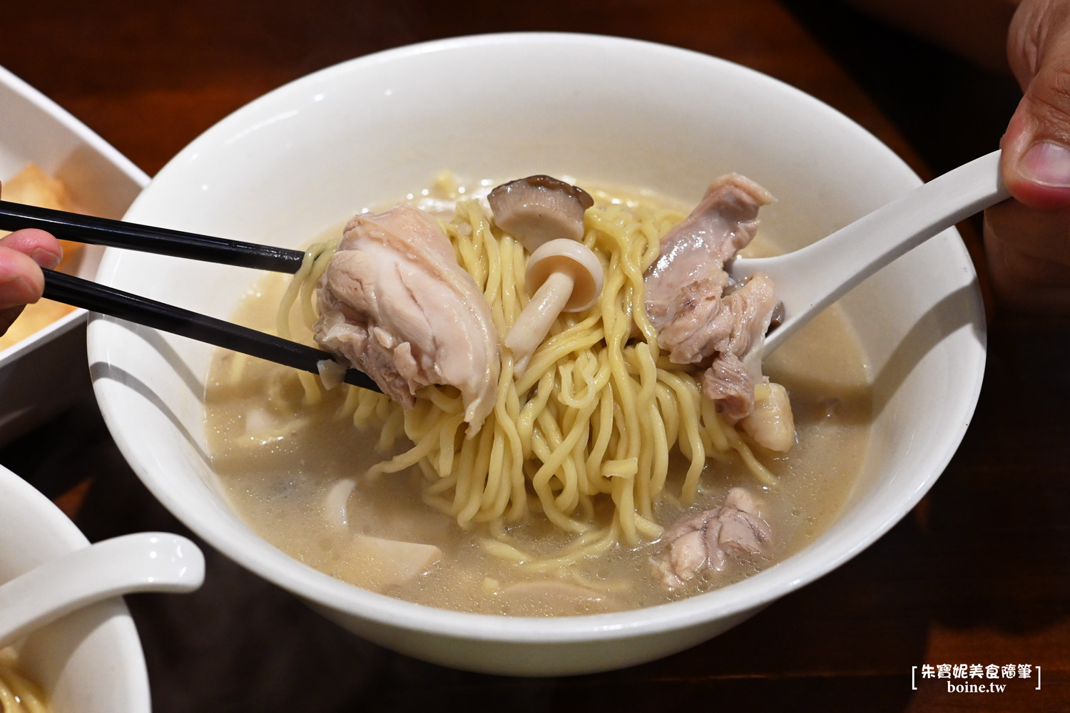 雞湯榮麵食館｜夜間限定的濃郁老火雞湯．中山國小站宵夜美食 @朱寶妮美食隨筆