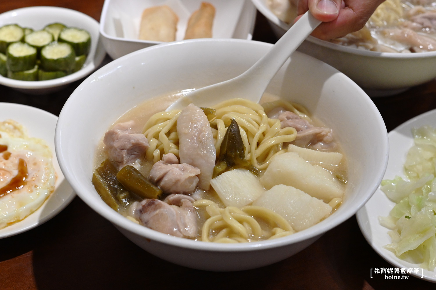 雞湯榮麵食館｜夜間限定的濃郁老火雞湯．中山國小站宵夜美食 @朱寶妮美食隨筆