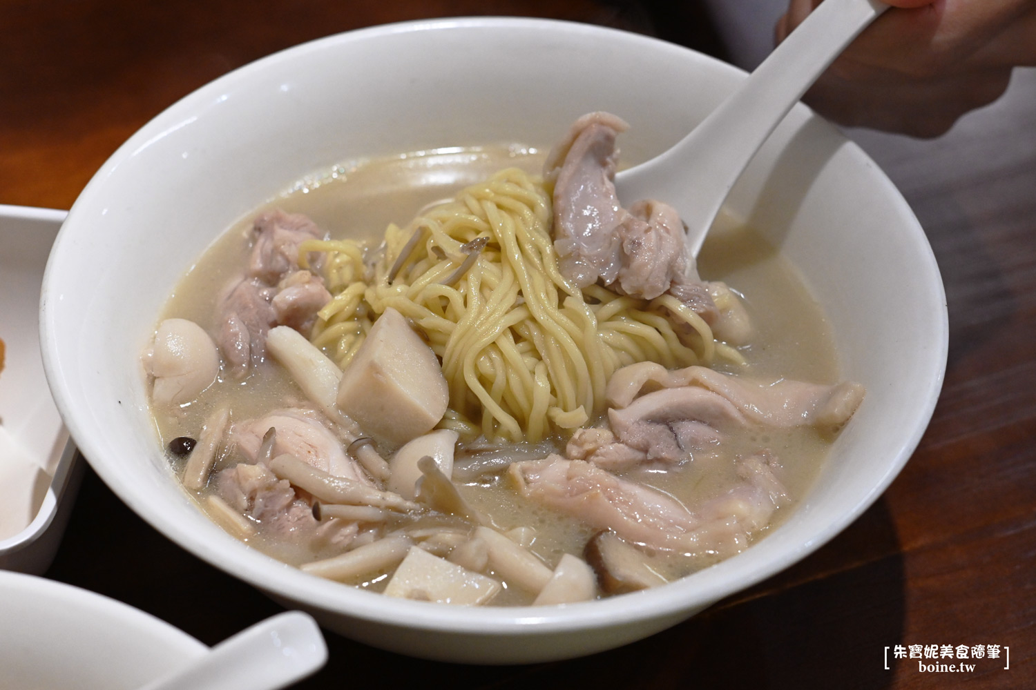雞湯榮麵食館｜夜間限定的濃郁老火雞湯．中山國小站宵夜美食 @朱寶妮美食隨筆
