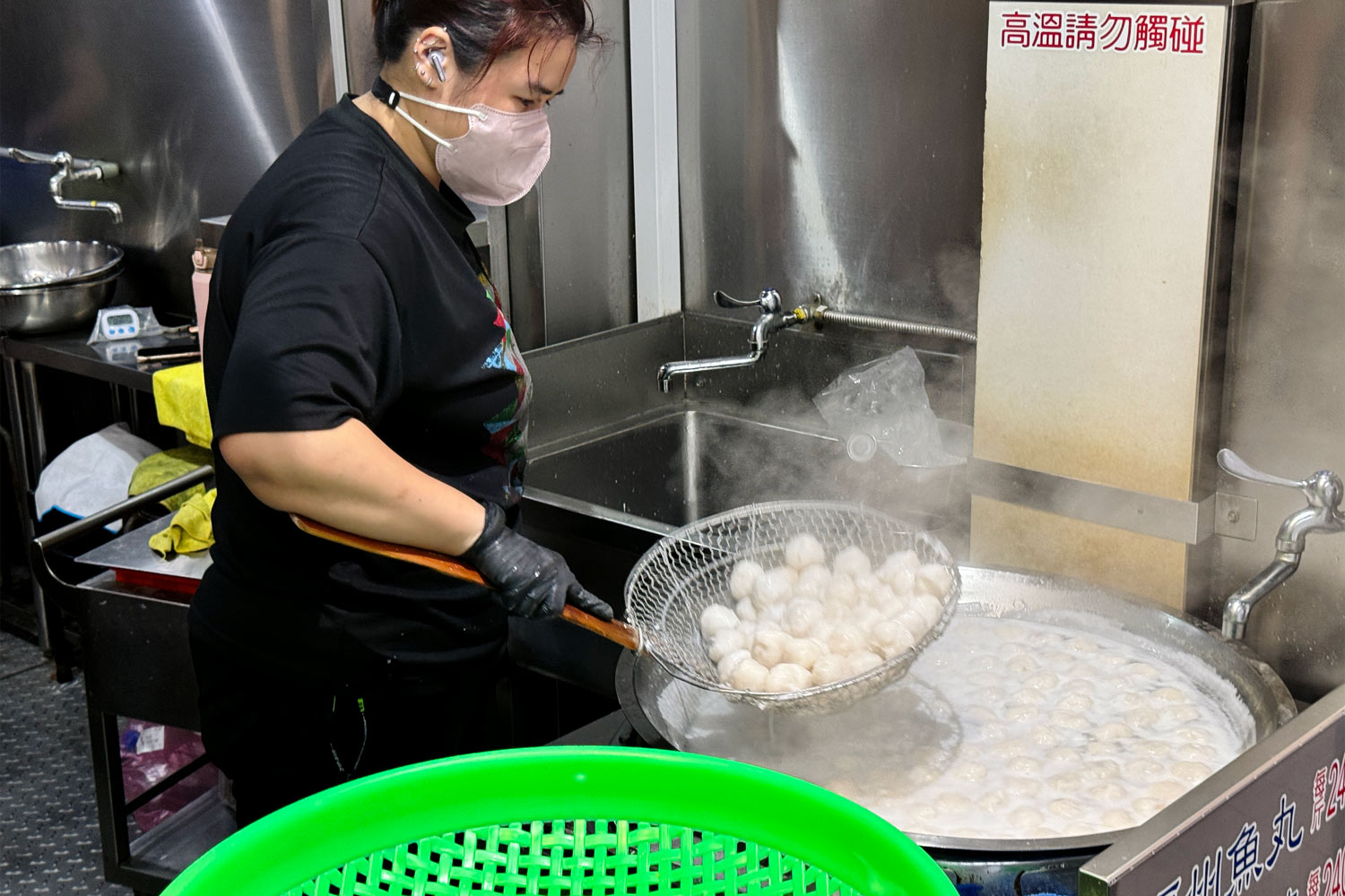 永富魚丸｜西門町美食推薦．經典台北老字號，爆汁現煮福州魚丸真香 @朱寶妮美食隨筆