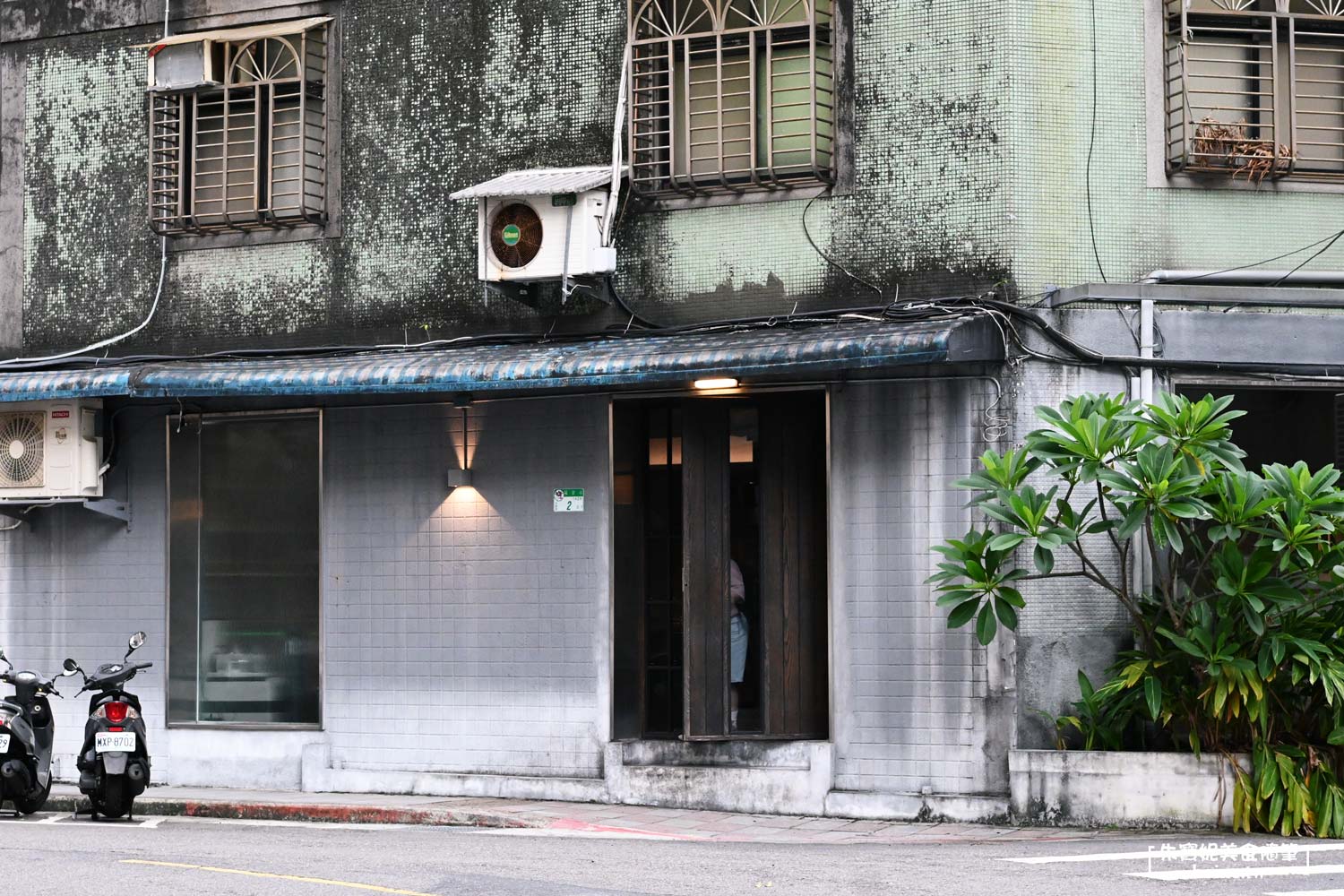 noon.taipei｜隱身大安區的極簡咖啡廳．瑞安街靜巷內的午後時光 @朱寶妮美食隨筆