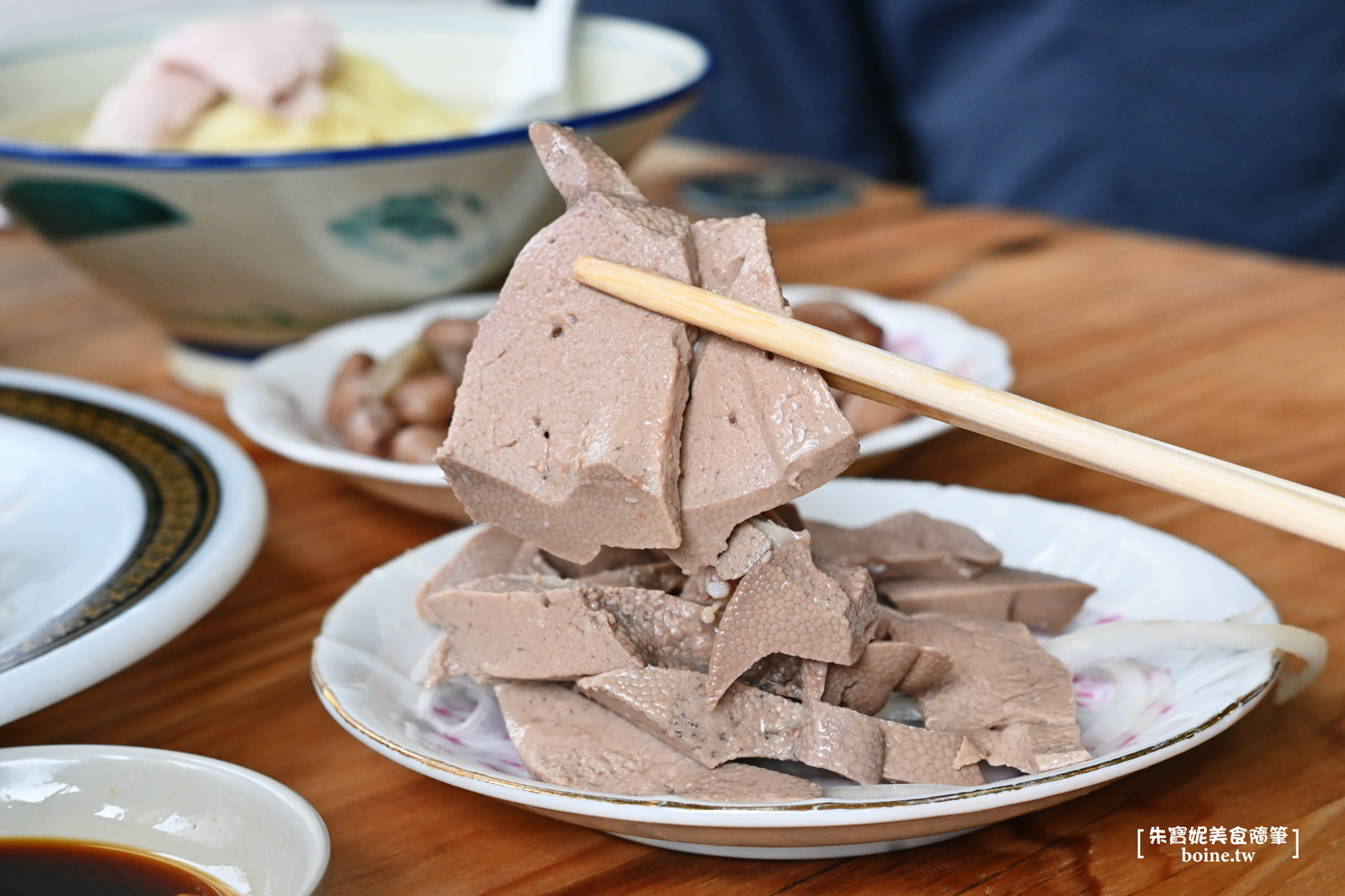封神白斬雞｜開店半小時就賣完．基隆最強粉肝黑白切．七堵在地美食 @朱寶妮美食隨筆