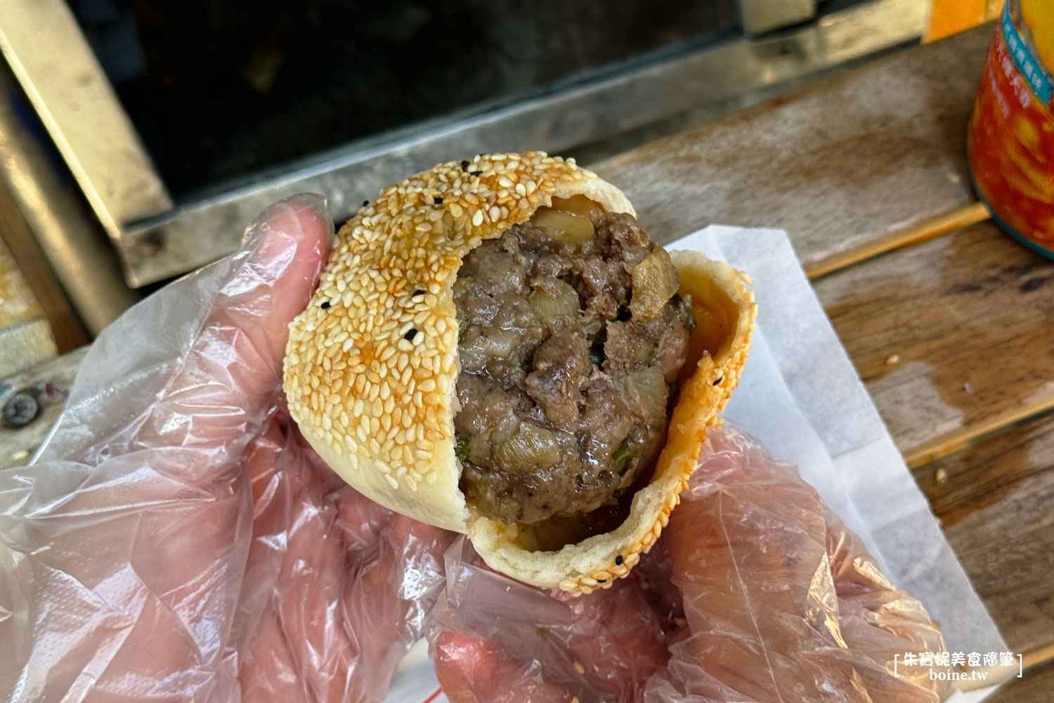 永和美食｜永和老曾碳烤燒餅．蔥燒餅出爐就秒殺．巷子裡的排隊美食 @朱寶妮美食隨筆