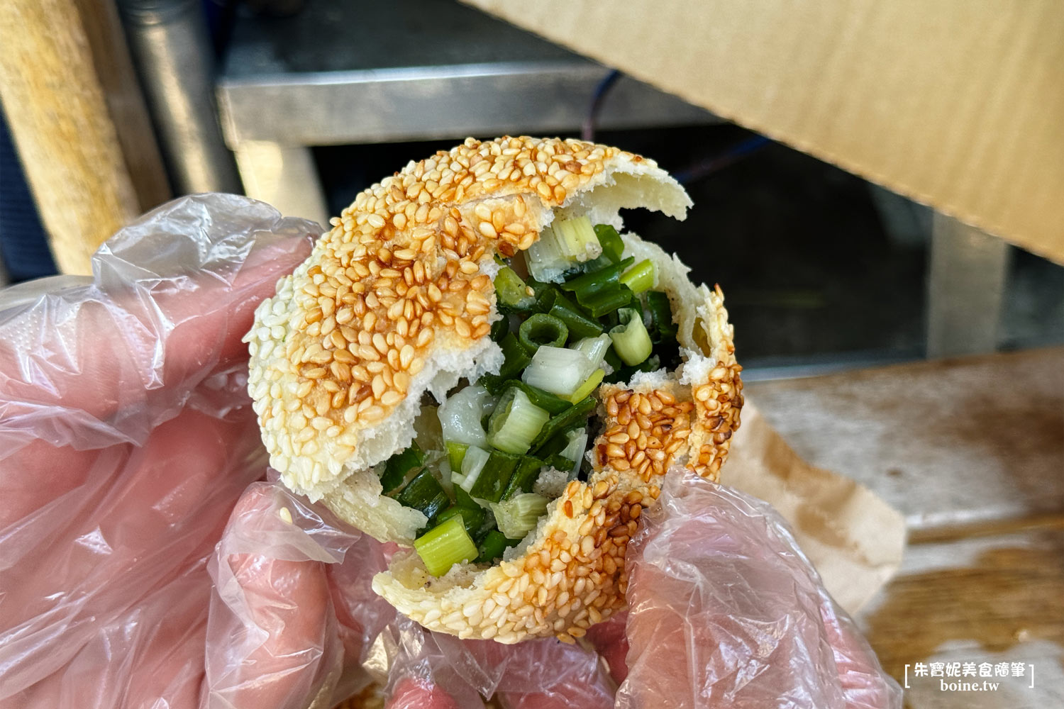 永和美食｜永和老曾碳烤燒餅．蔥燒餅出爐就秒殺．巷子裡的排隊美食 @朱寶妮美食隨筆