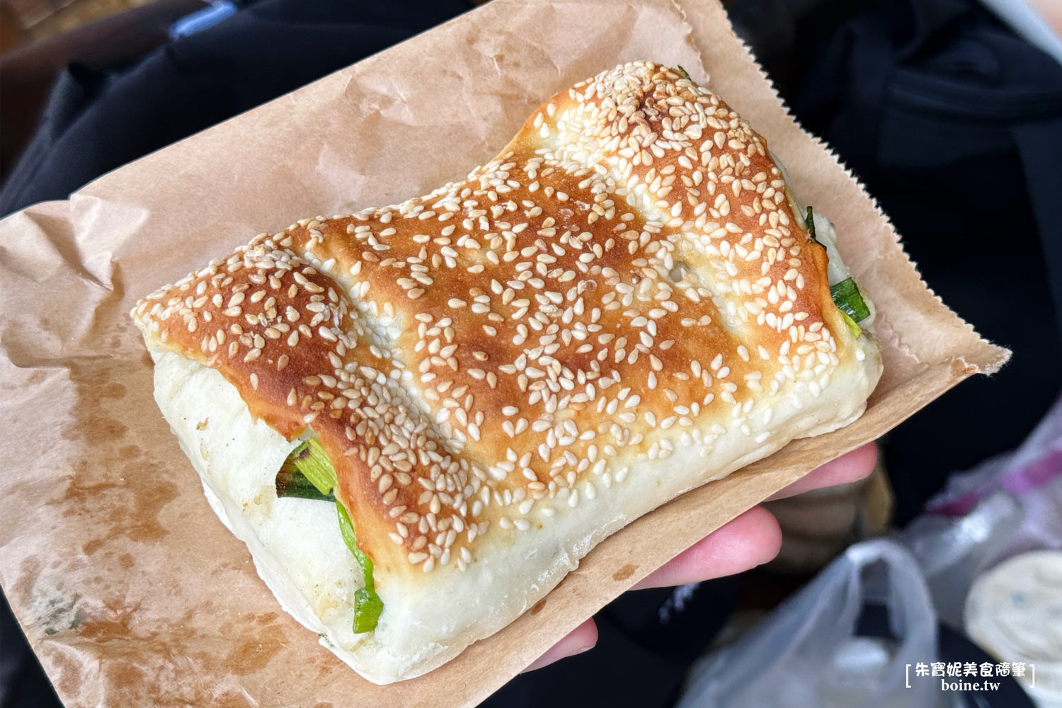 永和美食｜永和老曾碳烤燒餅．蔥燒餅出爐就秒殺．巷子裡的排隊美食 @朱寶妮美食隨筆