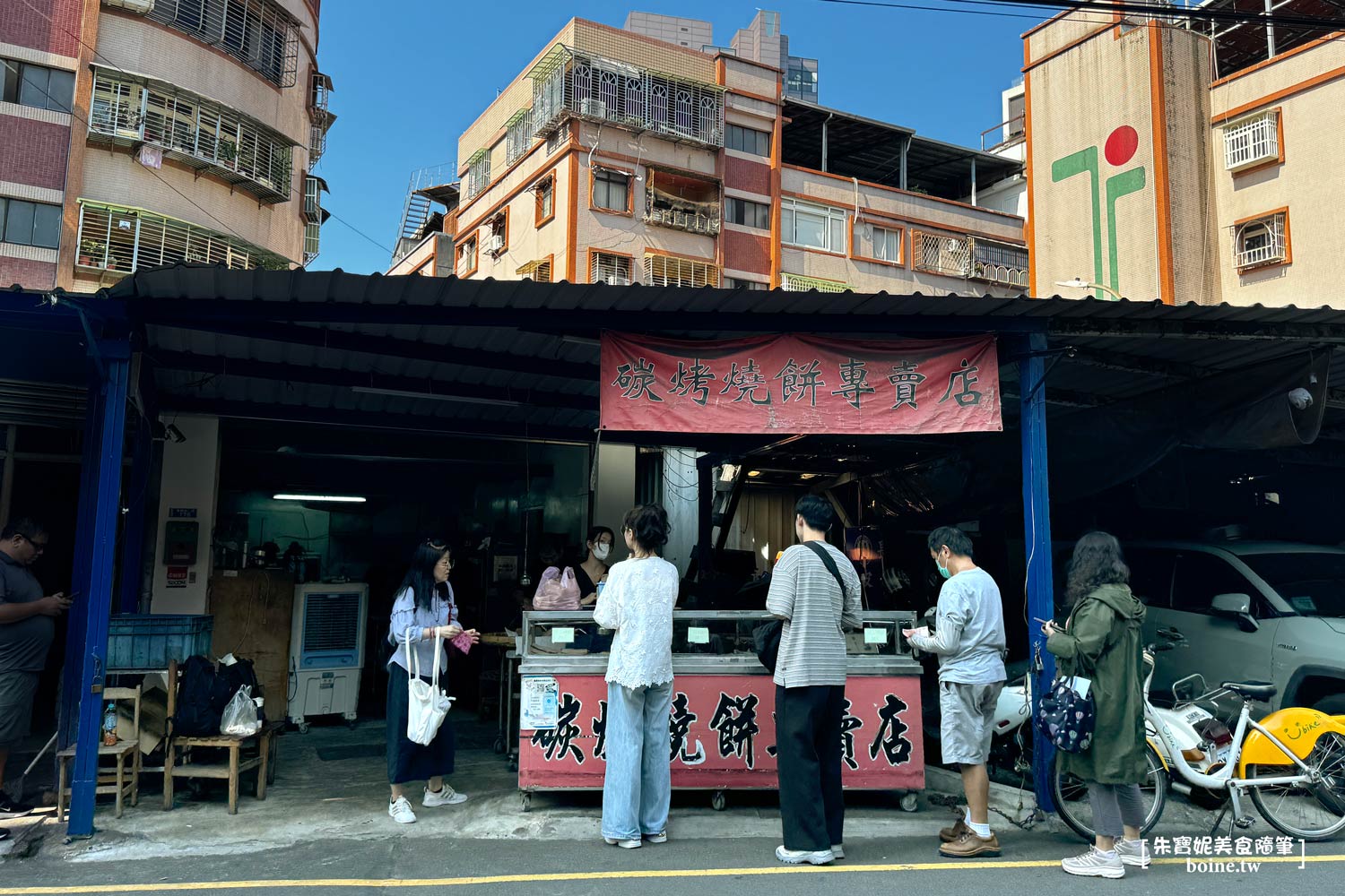 永和美食｜永和老曾碳烤燒餅．蔥燒餅出爐就秒殺．巷子裡的排隊美食 @朱寶妮美食隨筆