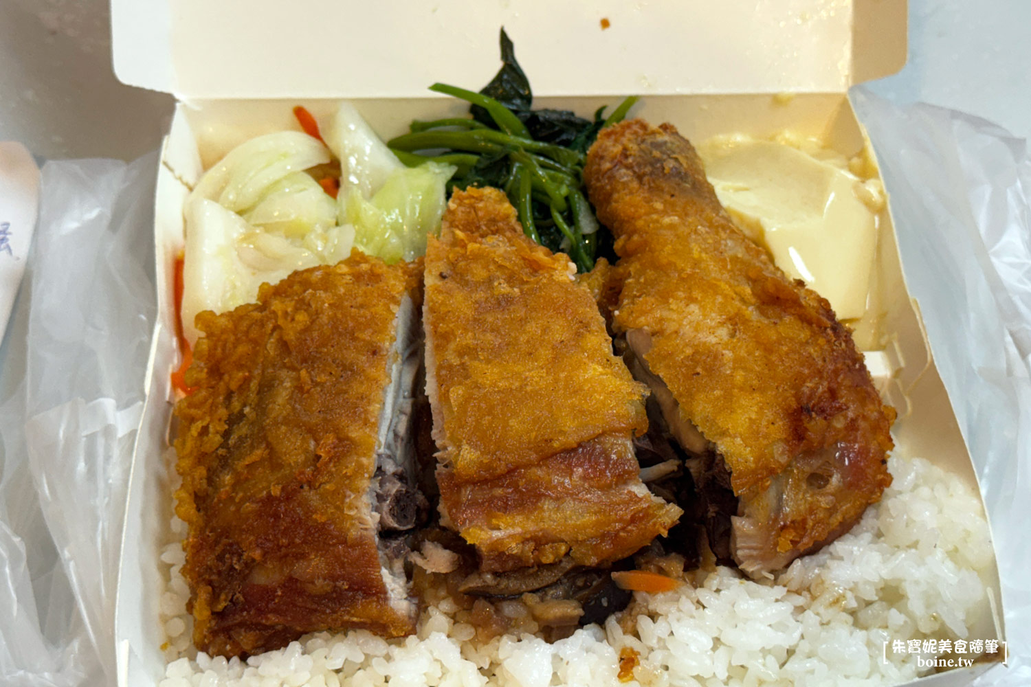晴光市場美食｜阿干食堂．紙盒蓋不住雞腿便當．中山國小站小吃推薦 @朱寶妮美食隨筆