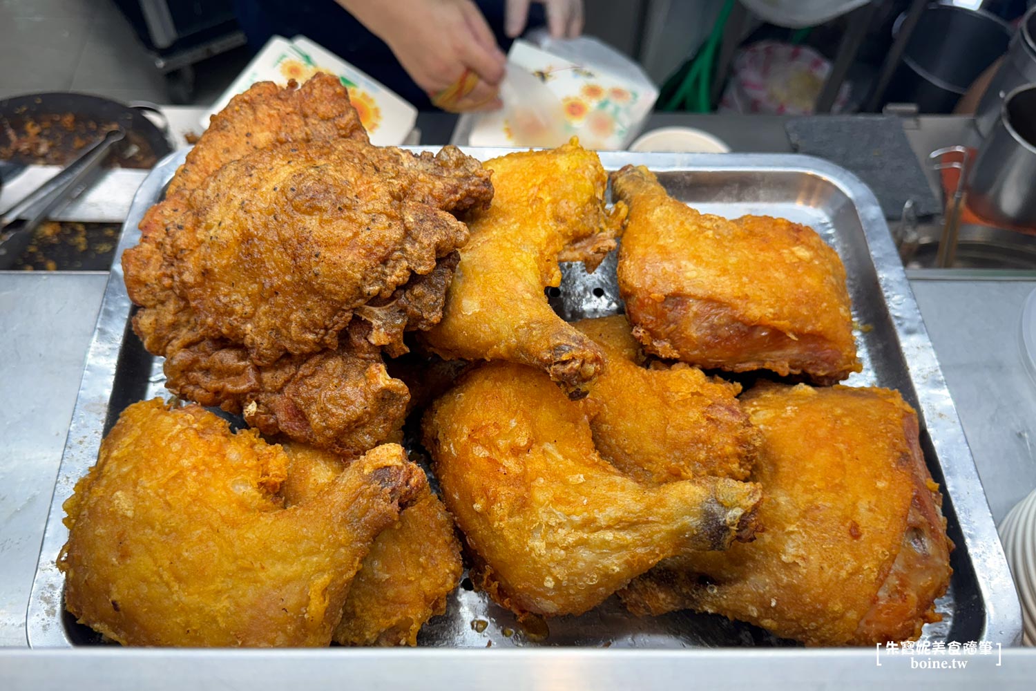 晴光市場美食｜阿干食堂．紙盒蓋不住雞腿便當．中山國小站小吃推薦 @朱寶妮美食隨筆