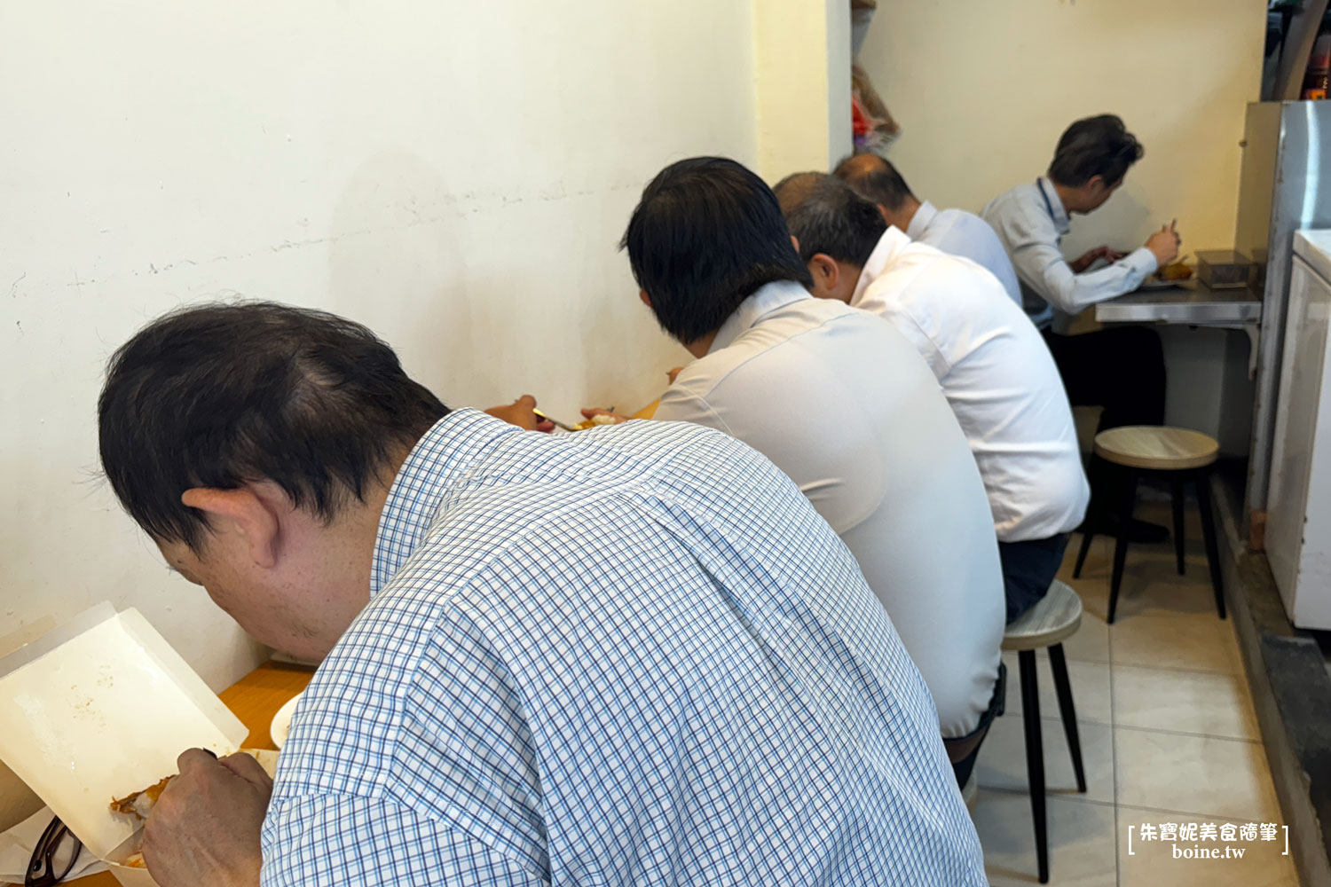 晴光市場美食｜阿干食堂．紙盒蓋不住雞腿便當．中山國小站小吃推薦 @朱寶妮美食隨筆