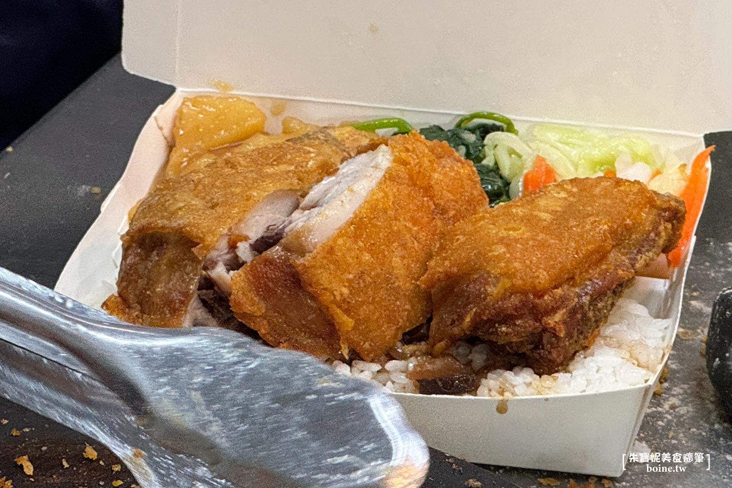 晴光市場美食｜阿干食堂．紙盒蓋不住雞腿便當．中山國小站小吃推薦 @朱寶妮美食隨筆