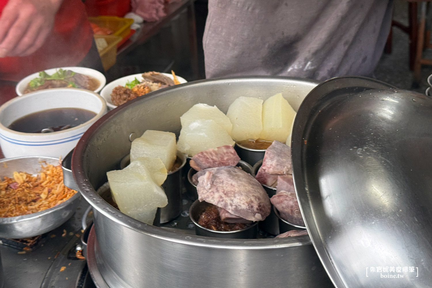 新北美食｜橋頭排骨麵．四腳亭旁的40年老店．瑞芳人都吃這間 @朱寶妮美食隨筆