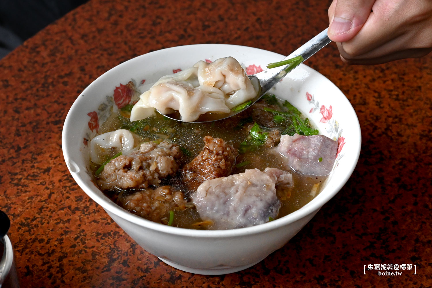 新北美食｜橋頭排骨麵．四腳亭旁的40年老店．瑞芳人都吃這間 @朱寶妮美食隨筆