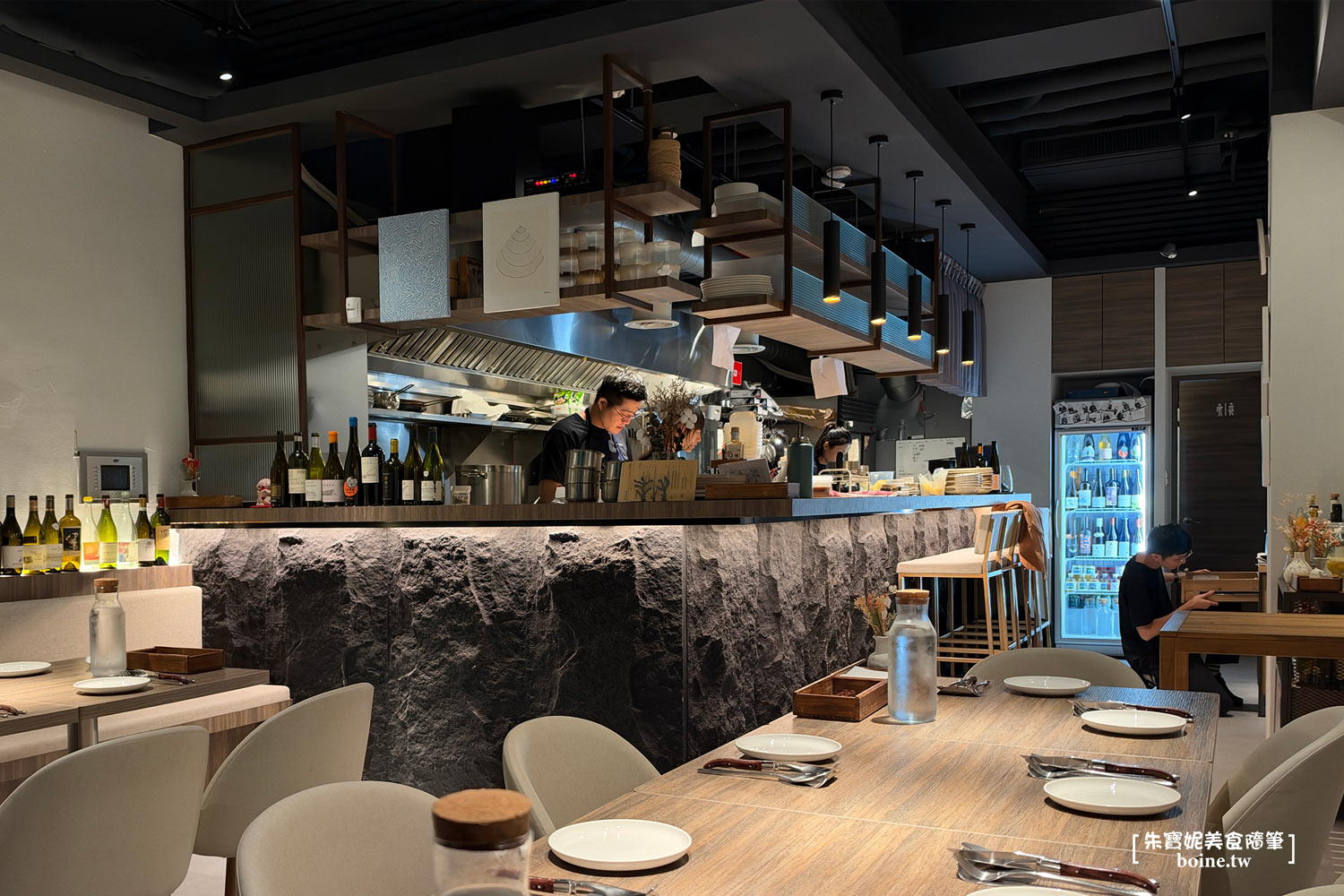 鯡魚工作室｜內湖人氣餐酒館．必吃炭烤扇子肉．開業兩年依舊天天客滿 @朱寶妮美食隨筆