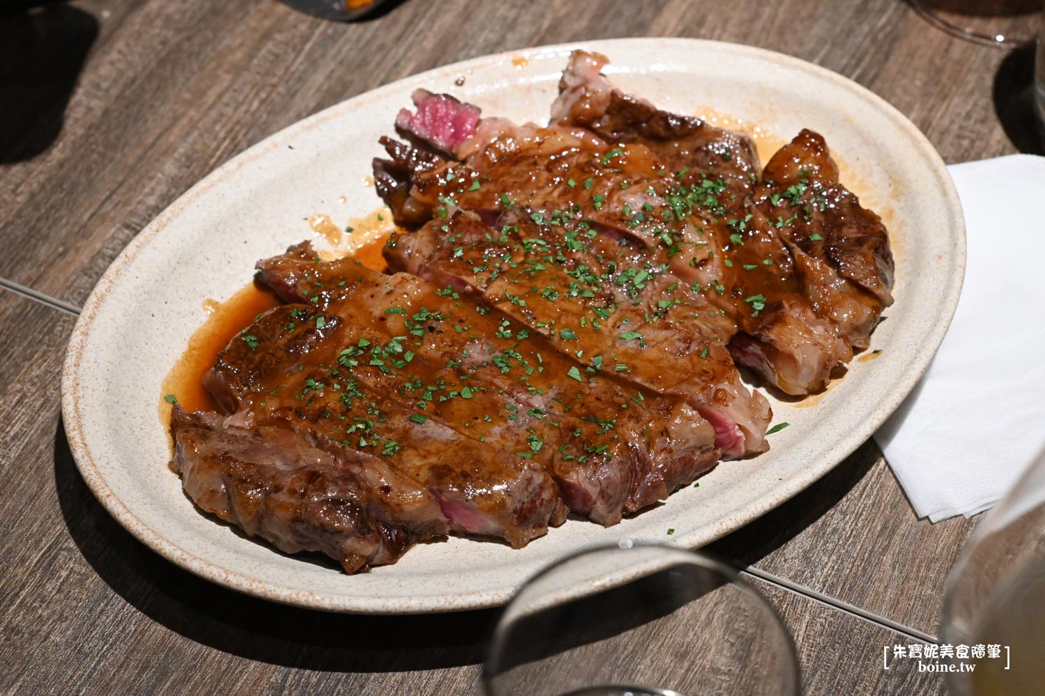 鯡魚工作室｜內湖人氣餐酒館．必吃炭烤扇子肉．開業兩年依舊天天客滿 @朱寶妮美食隨筆