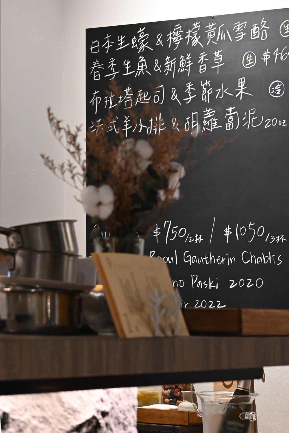 鯡魚工作室｜內湖人氣餐酒館．必吃炭烤扇子肉．開業兩年依舊天天客滿 @朱寶妮美食隨筆